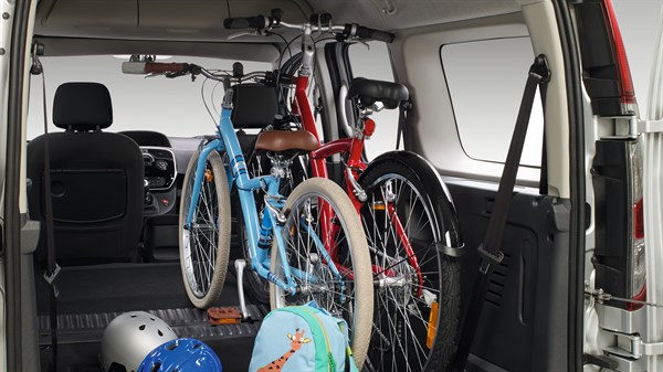 Renault KANGOO - Zoom sur le coffre ouvert contenant des vélos