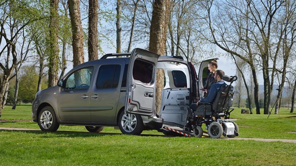 Renault KANGOO Express TPMR - Personne handicapée montant à l'arrière de la voiture par la rampe d'accès