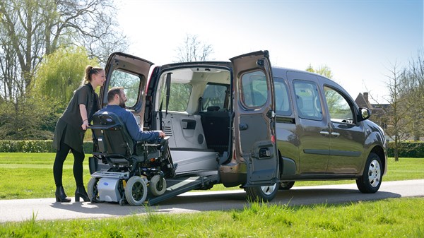 Renault KANGOO Express TPMR - Personne handicapée montant à l'arrière de la voiture par la rampe d'accès