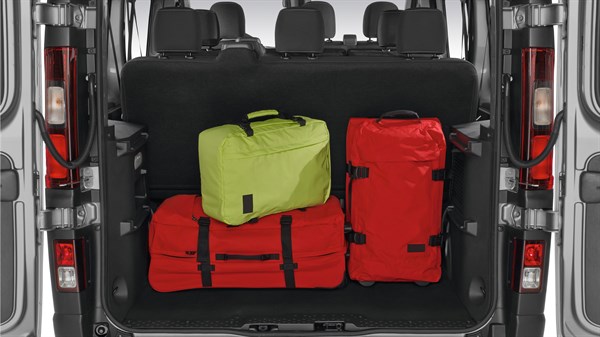 Renault TRAFIC Passenger - Vue arrière portes ouvertes avec des sacs 